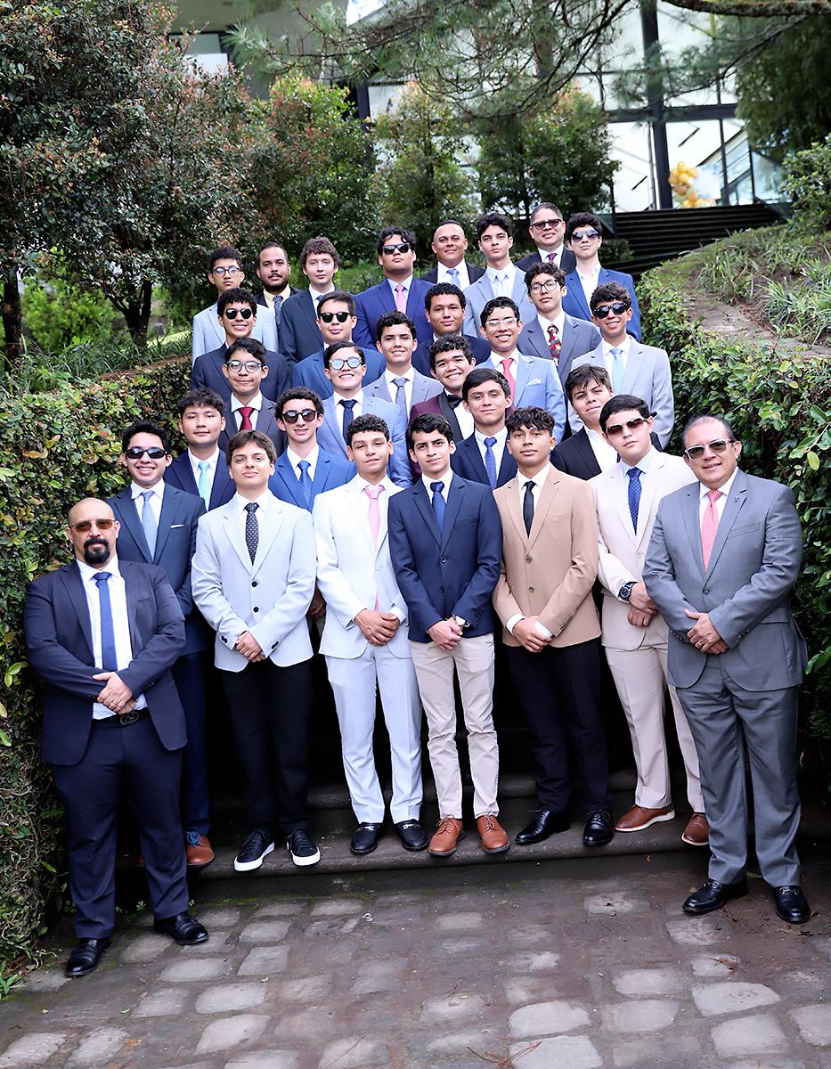 Seniors 2026 junto a sus maestros. Seniors 2026 junto a sus maestros.