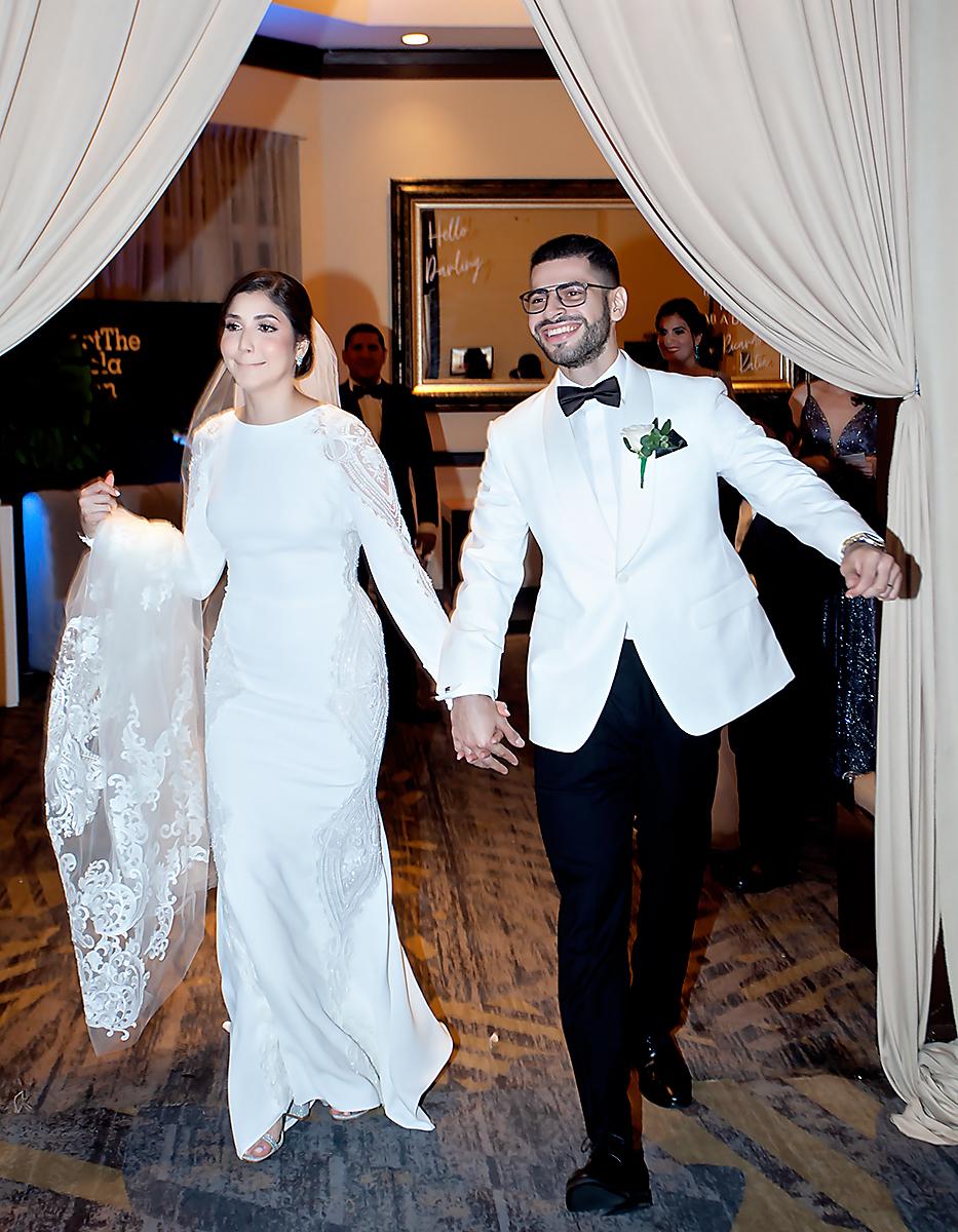 Los recién casados al hacer su ingreso a la al salón y realizar su primer baile como esposos