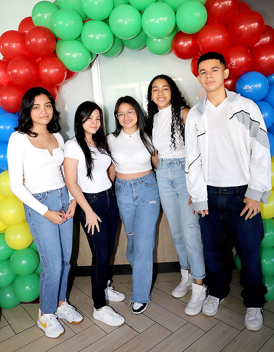 Gloria Galilea Pérez, Michelle Rico, Alexandra Flores, Tiffany Ramo y Joshua Solis 