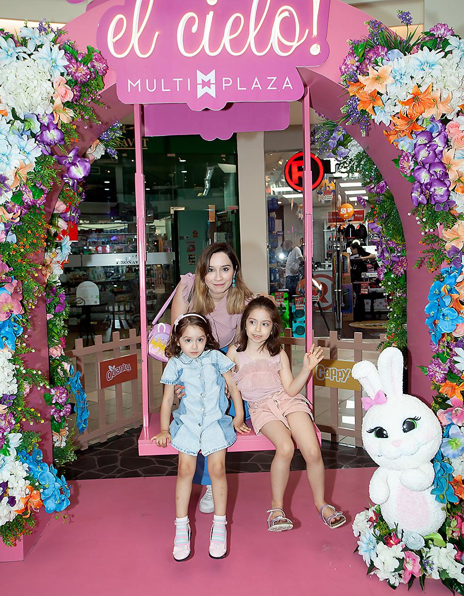 Cinthya Mejía y sus hijas en el insta spots.