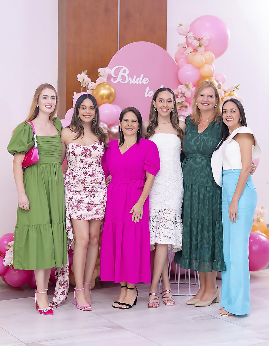 Nicole Bernhard, Victoria Soto, Roxana Molina de Suazo, Gada Soto, Simone Lutz y Gada Segebre.