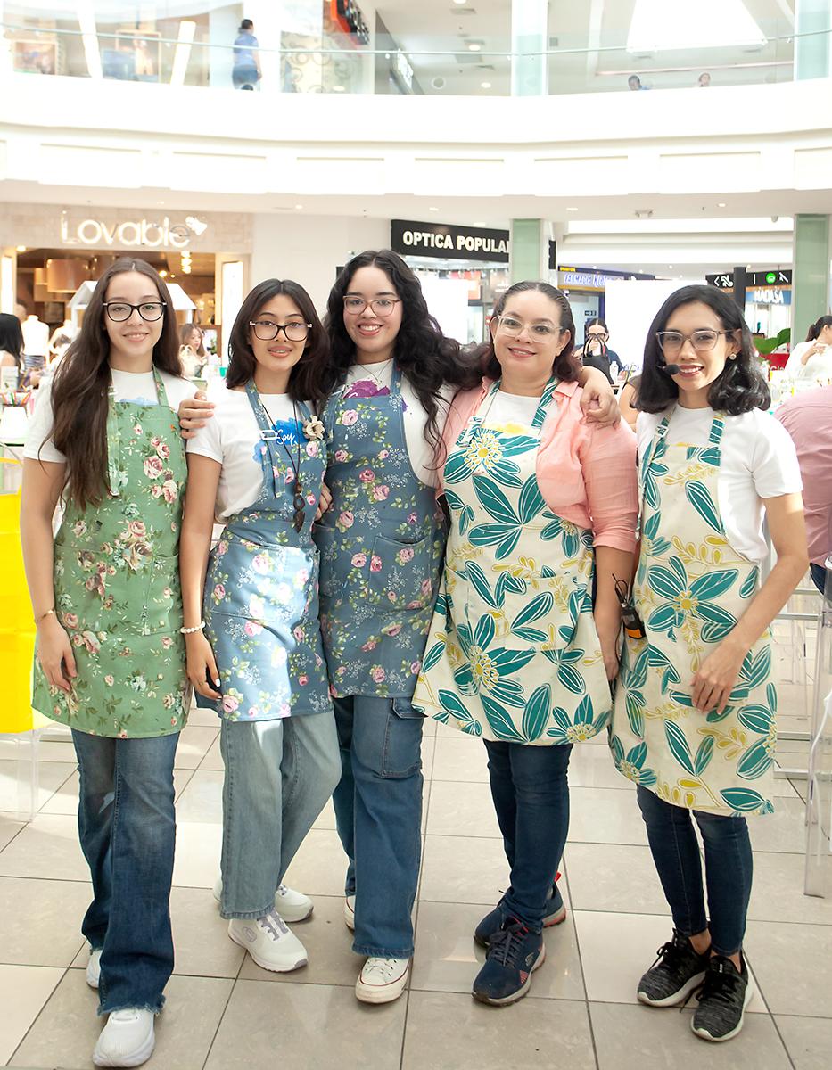 El equipo de Letrazos integrado por Cindy Cerrato, Emma Padilla, Jamy Cerrato, Diany Zúniga y Francis Mejía.