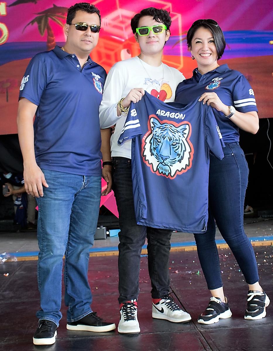 Erick Aragón, Erick Daniel Aragón y Loida López.