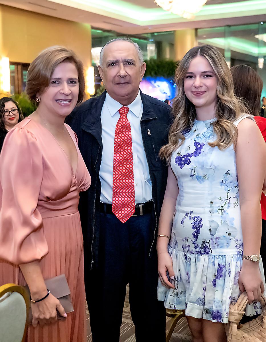 Jessica Saybe de Bueso, Heribrando Lanza y Angela Bueso.