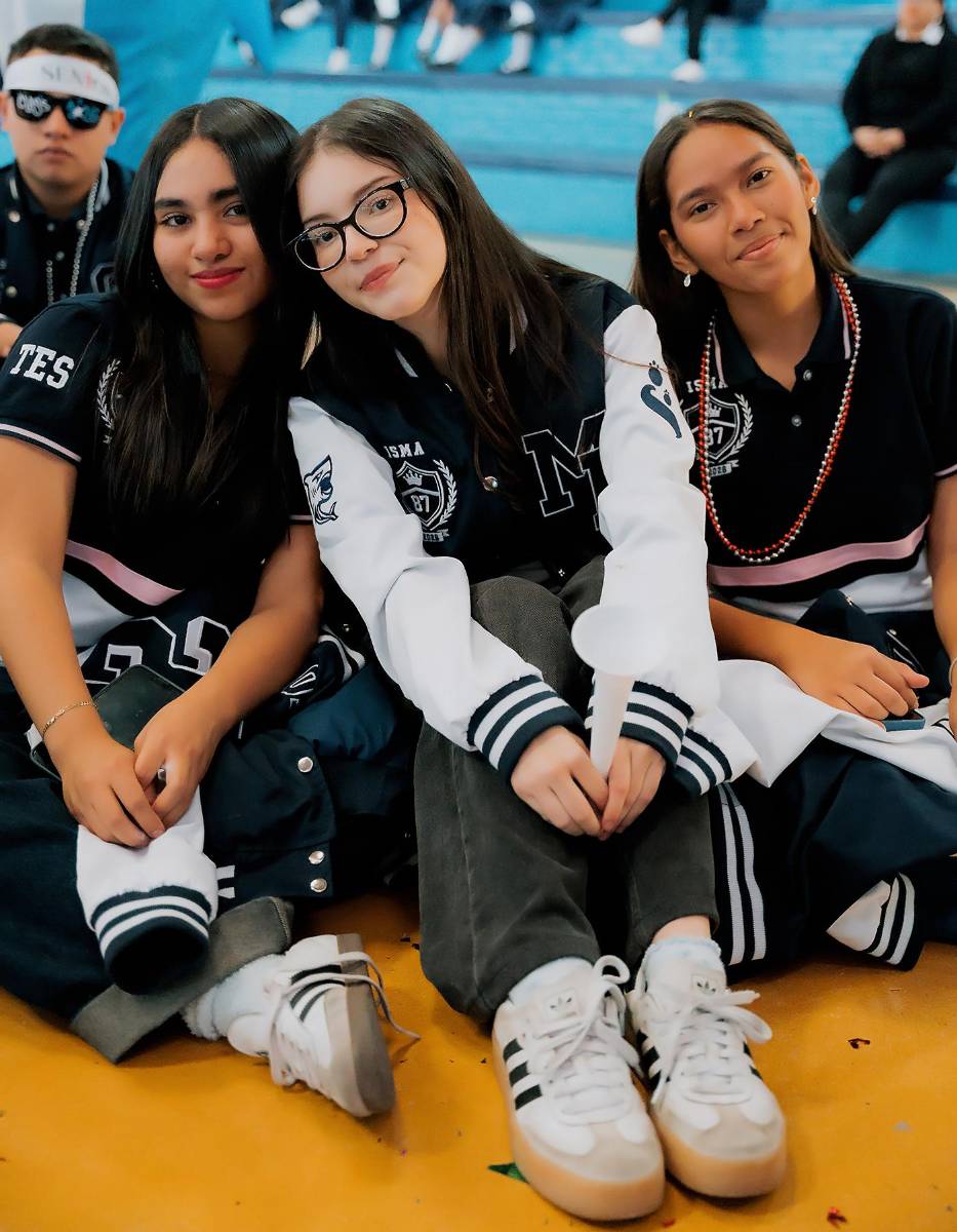 Senior entrance de la clase 2026 del Instituto María Auxiliadora