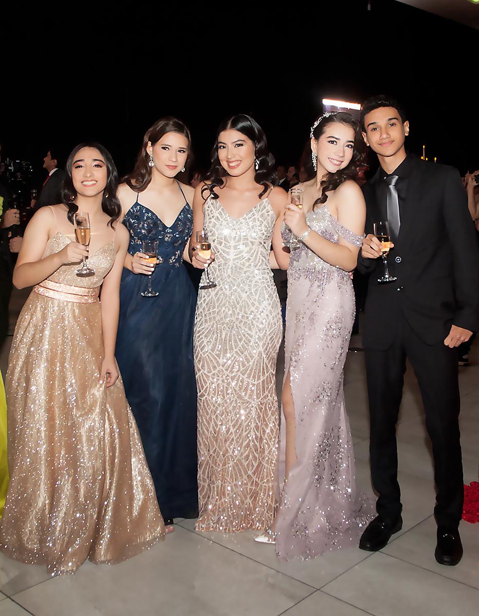Vanessa Pak, Claudia Flores, Sofia Guzman, Isabella Romero y Diego Rivera.