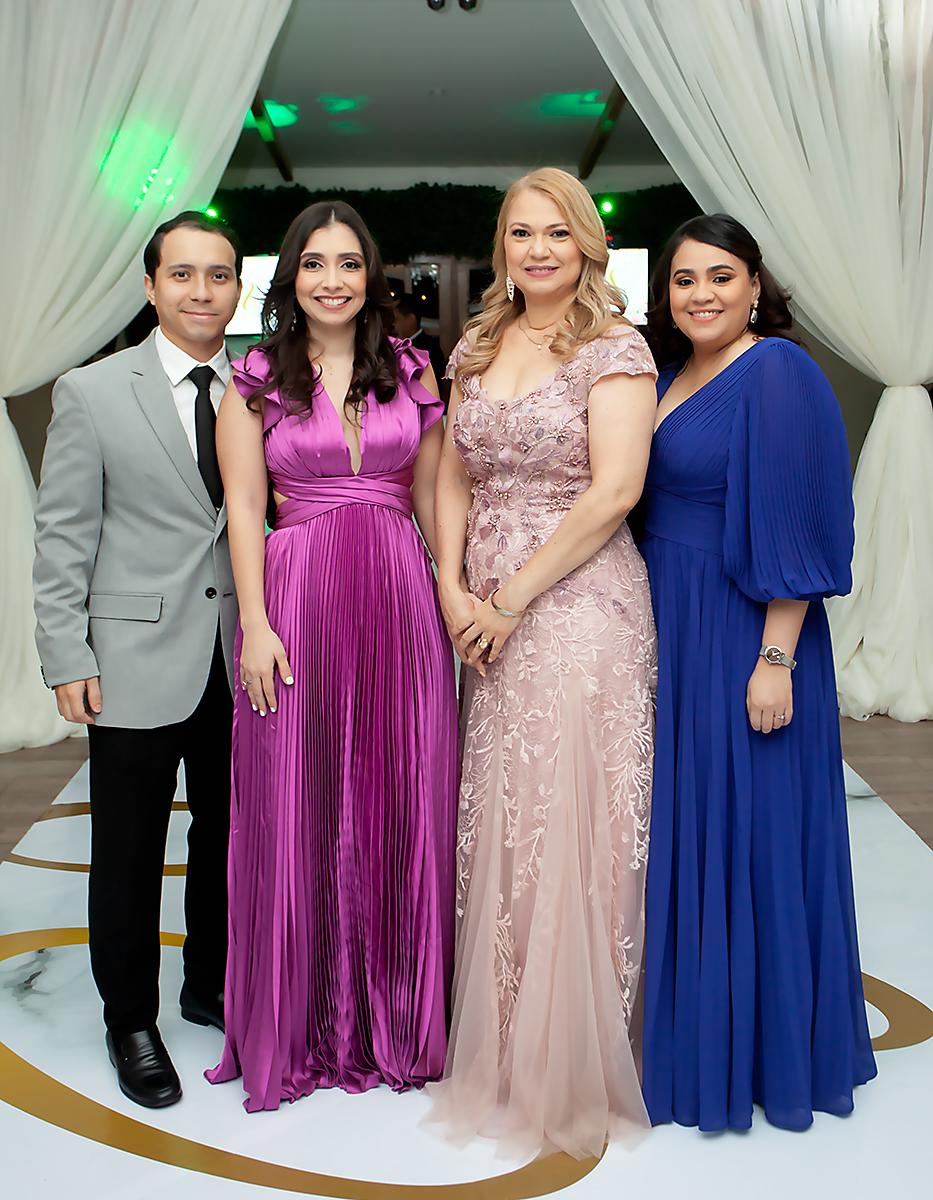 Carlos Castro, Andrea Fernández, Josefina Flores y Angie de Castro.