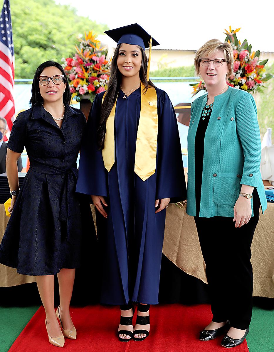 Gloria Palacios, Rectora Interina de Discovery School; Anacamila Palma, Valedictorian y Laura F. Dogu , embajadora de Estados Unidos