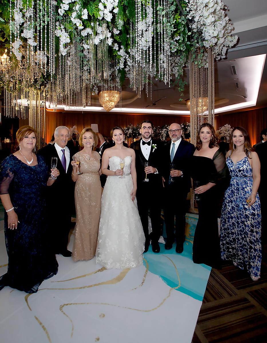  Nuha Almassou, Michael y Gloria Hawit los novios Nicole Almassou y Miguel Canahuati con Michael y Lupita Hawit y Giselle Rishmawy