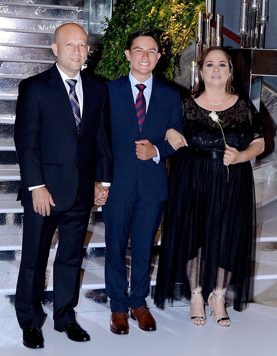 Cristian y Christian Josué Medina con Lourdes Flores