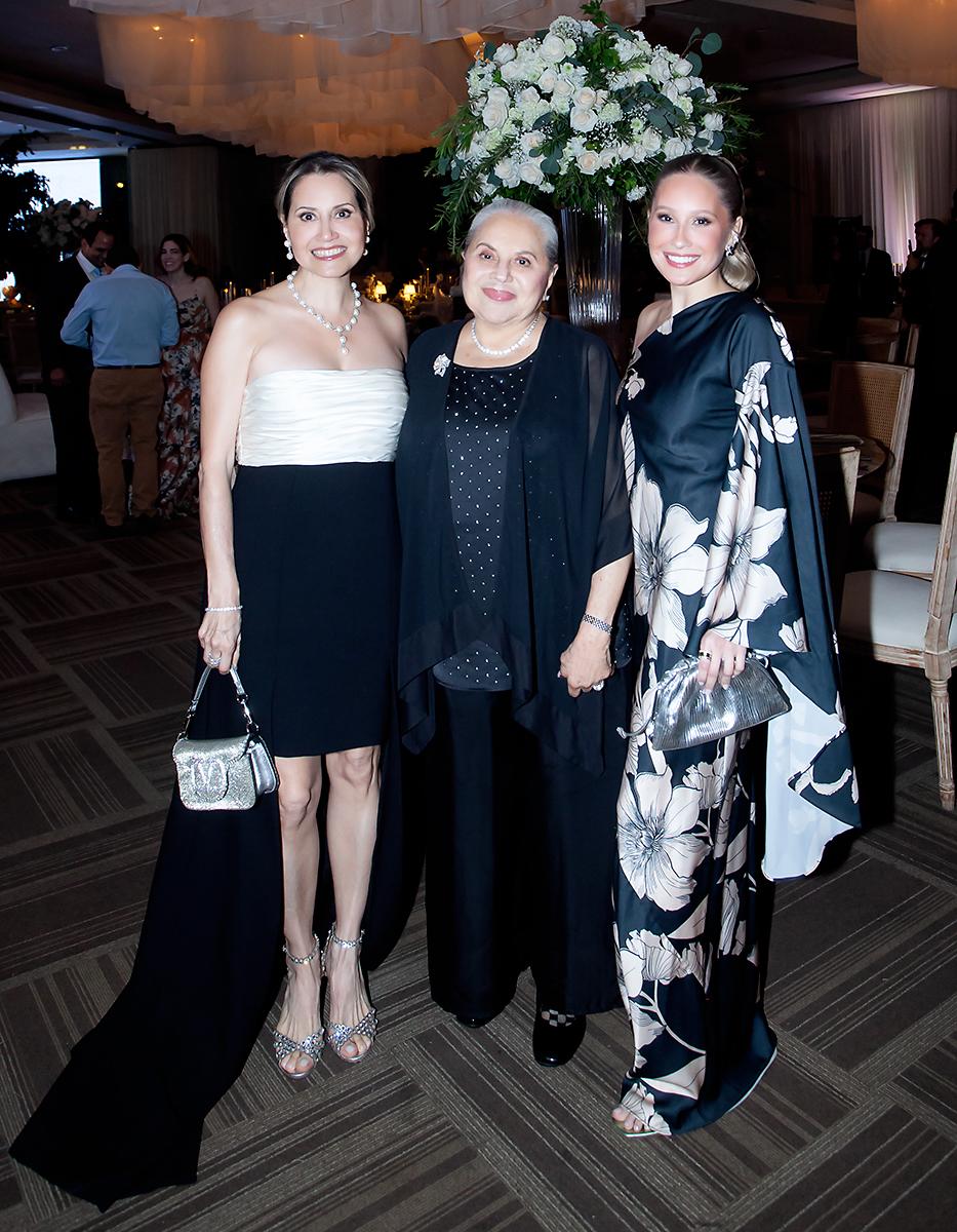 Susana y Suyapa Galdamez con Isabella Garza.