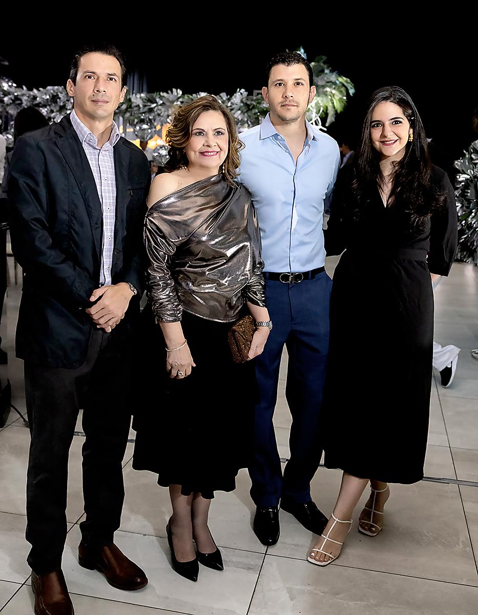 Erick, Delmy, Daniel y Alexandra Pitsikalis