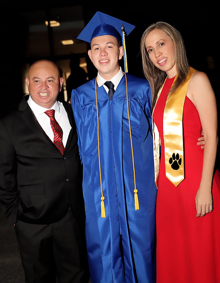Juan y Roberto Henríquez con Katy Alemán