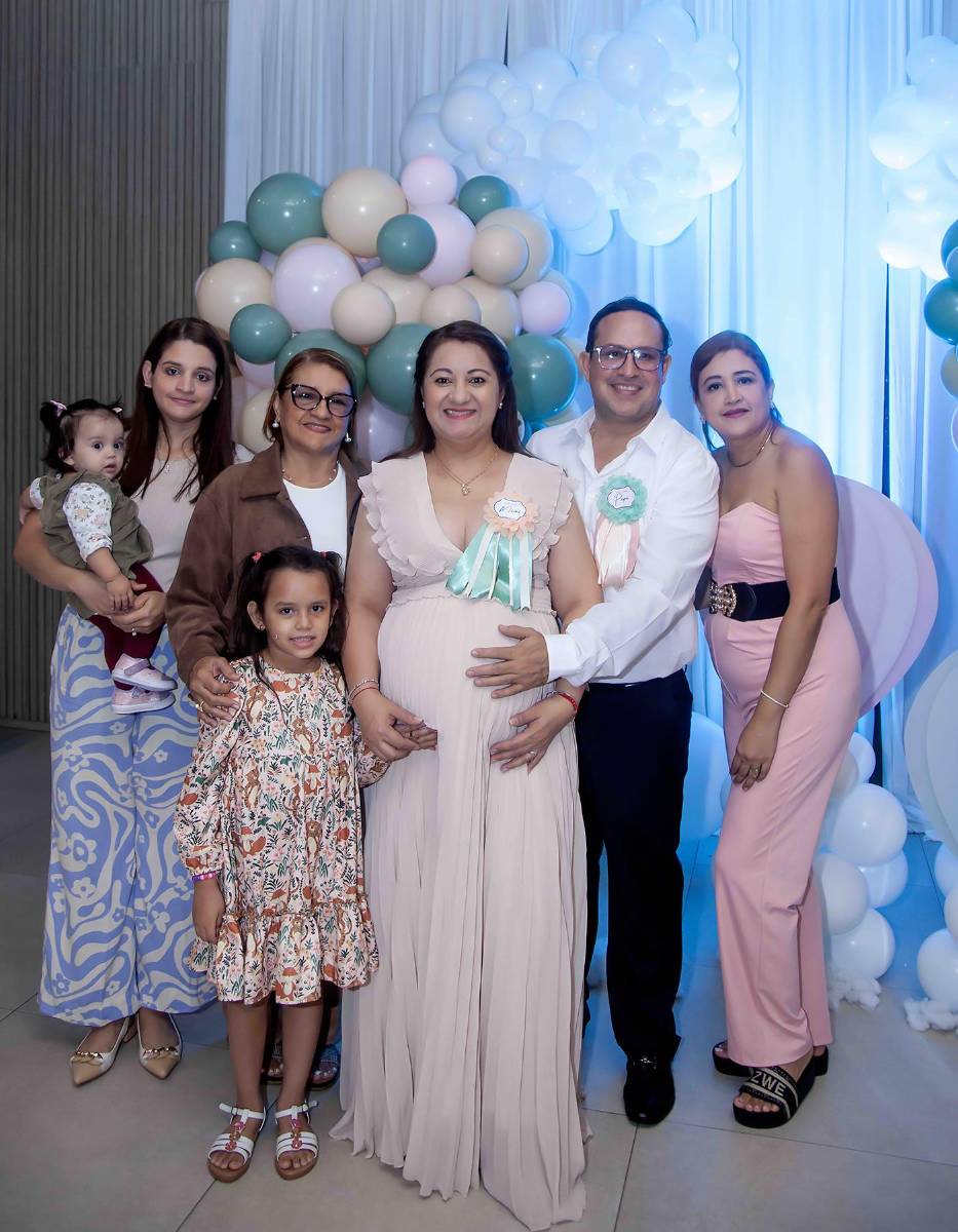 Karla Prado, Maritza Rodriguez, la homenajeada Nora Ibarra, Jorge de Jesús Ramirez y Susana Prado.