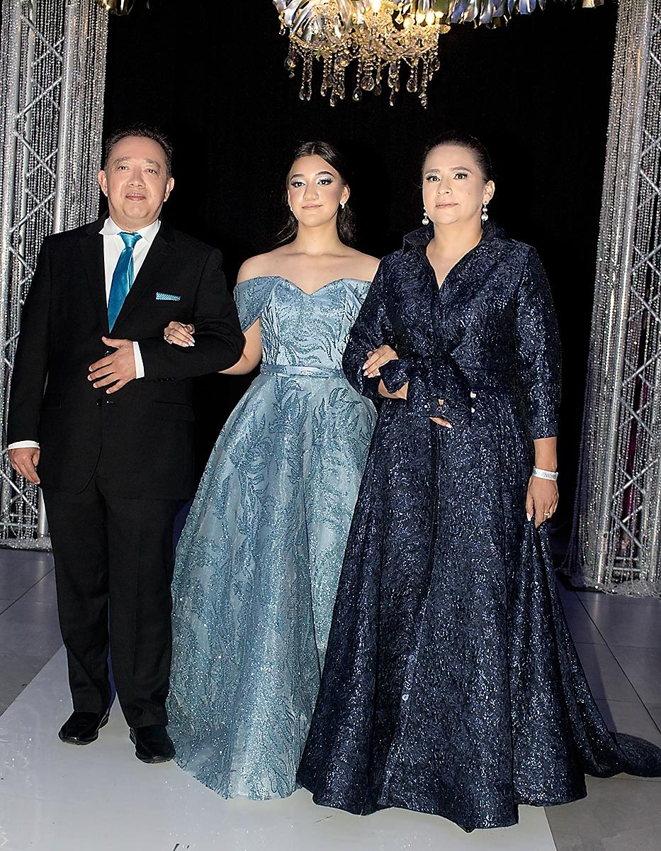 Jorge y Emma Laínez con Siria Pérez.
