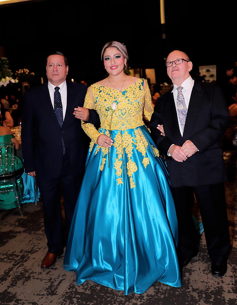 Jackie Cálix con Marvin Cálix y Efraín Rodríguez.