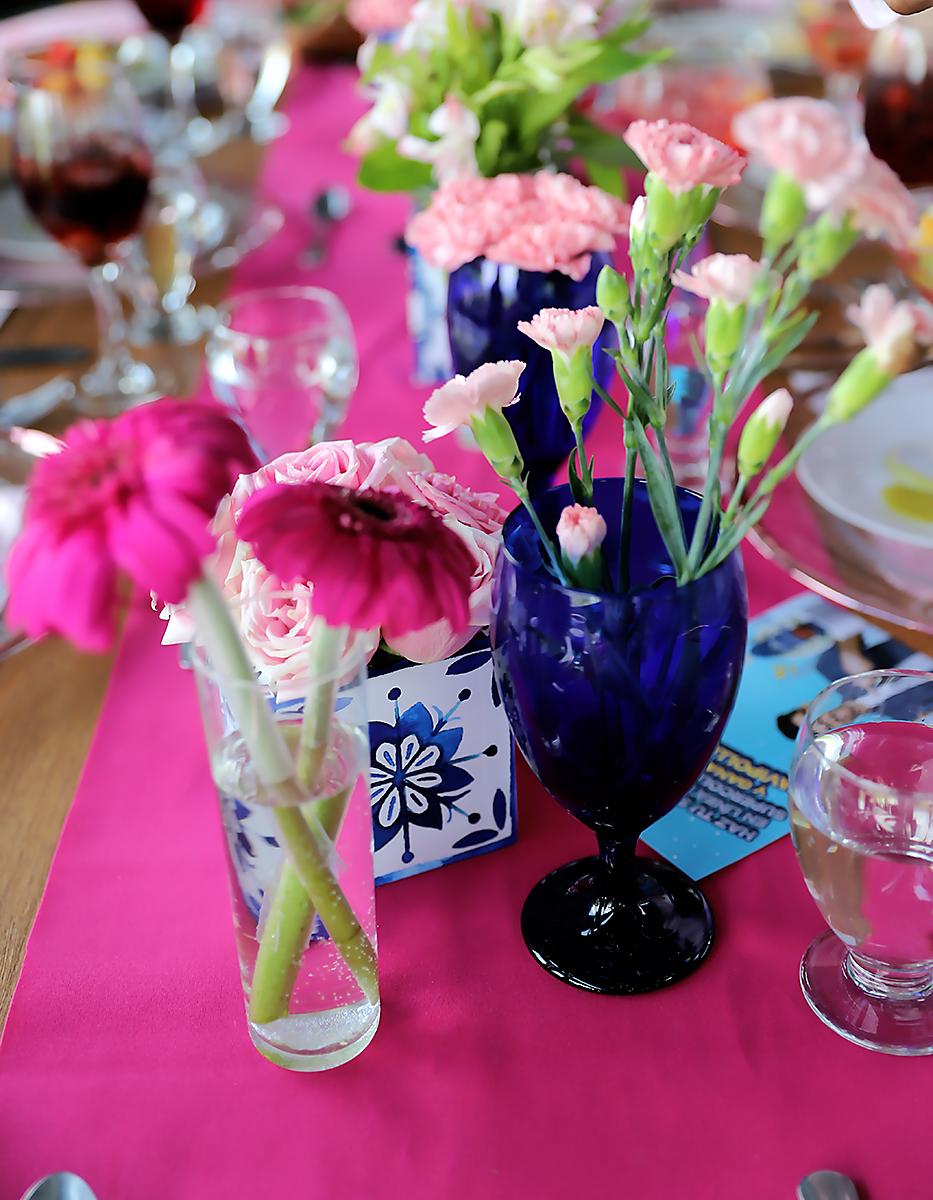 Gerberas, claveles y rosas en delicados arreglos.