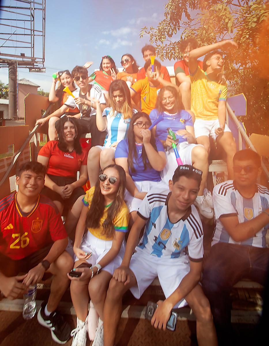 Los senior de la generación 2025 de Big Step Institute, celebraron entre luces neón.
