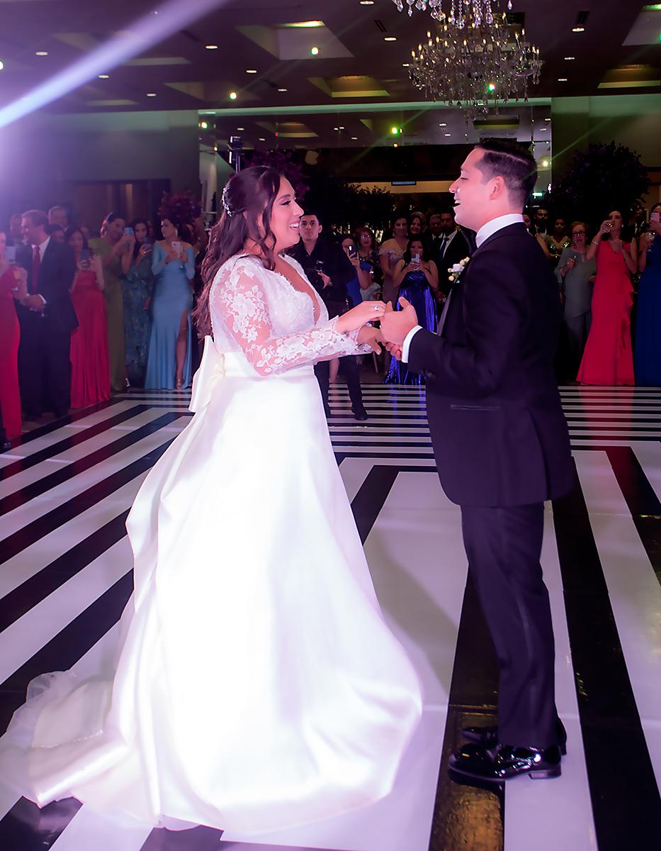 Los nuevos esposos en su primer baile: Guiselle Ferez y Renán Núñez.