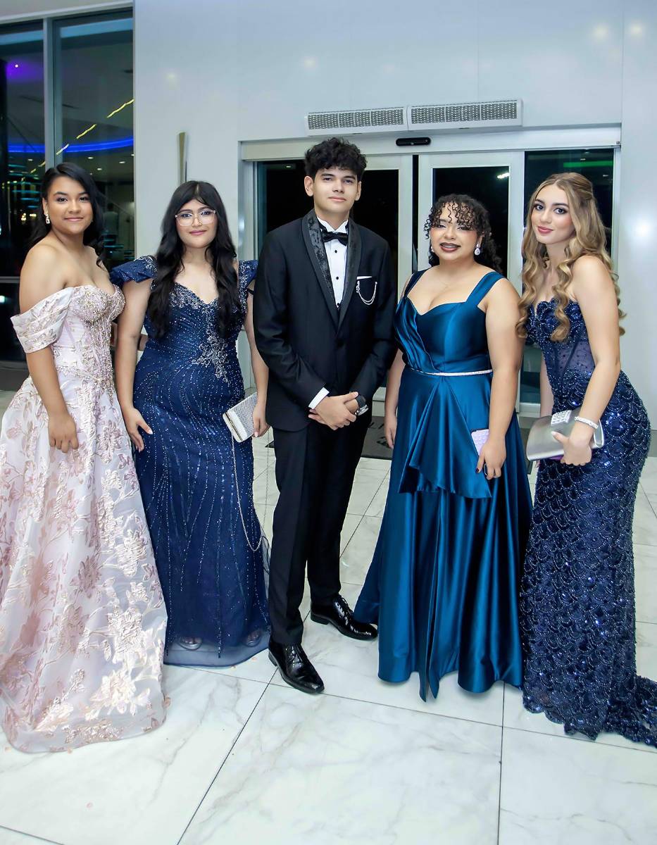 Zoila Sauceda, Linda Días, Víctor Castillo, Alexandra Valdez y Alexa Santos. 