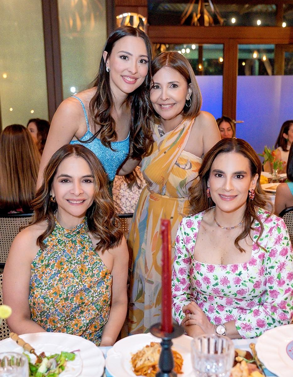 Beatriz y Carla Barletta con Giselle Rishmawy y Blanca Hawit.