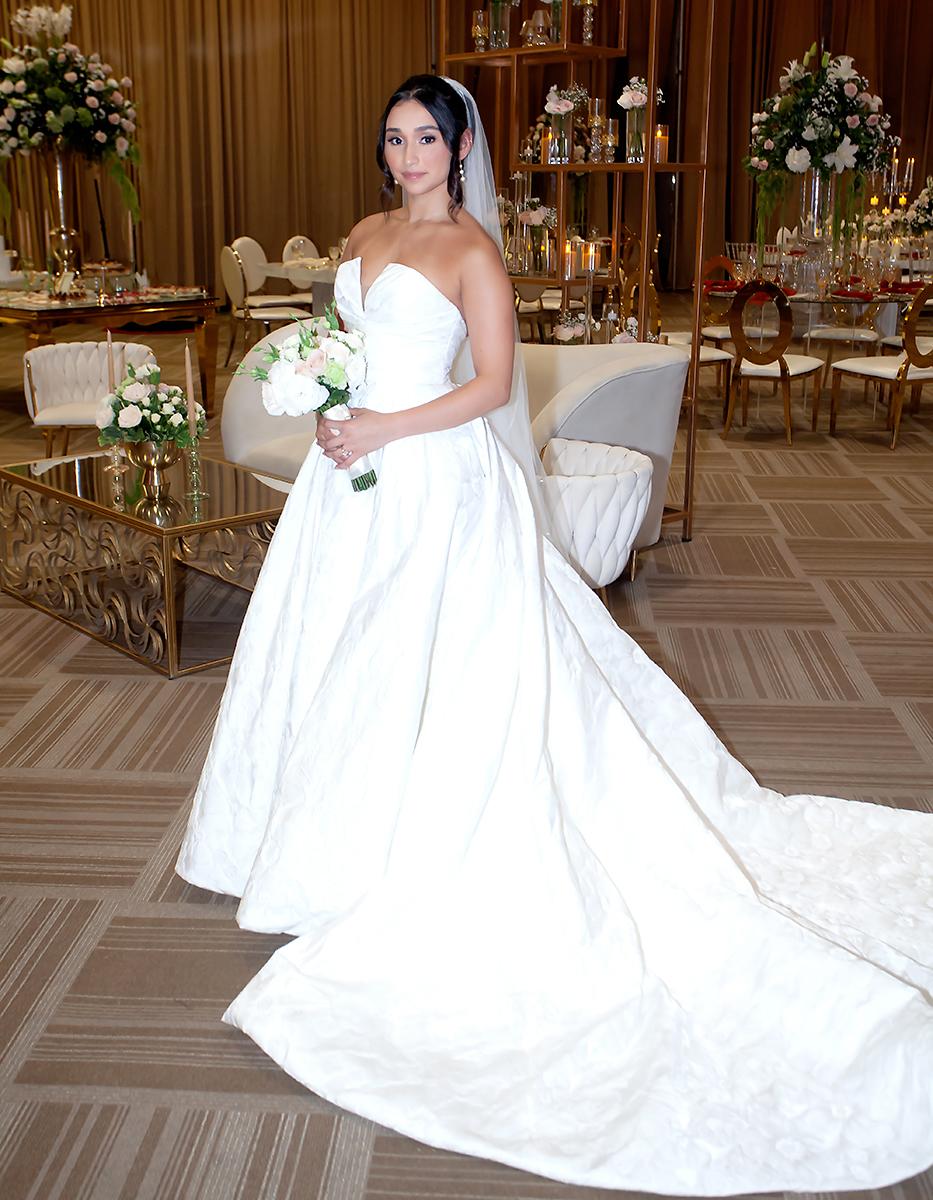 Lauren Michelle Cardona Almendarez, lució un diseño estilo princesa escote V, de la firma estadounidense Solutions Bridal de Orlando Florida.
