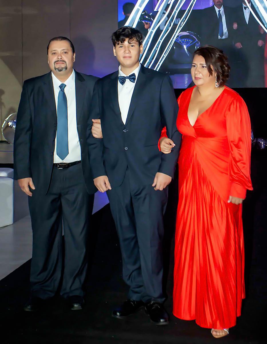 César, su hijo César y Holly Salgado.