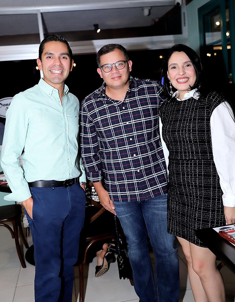 Diego Flores, Jarvis Flores y Verónica Varela