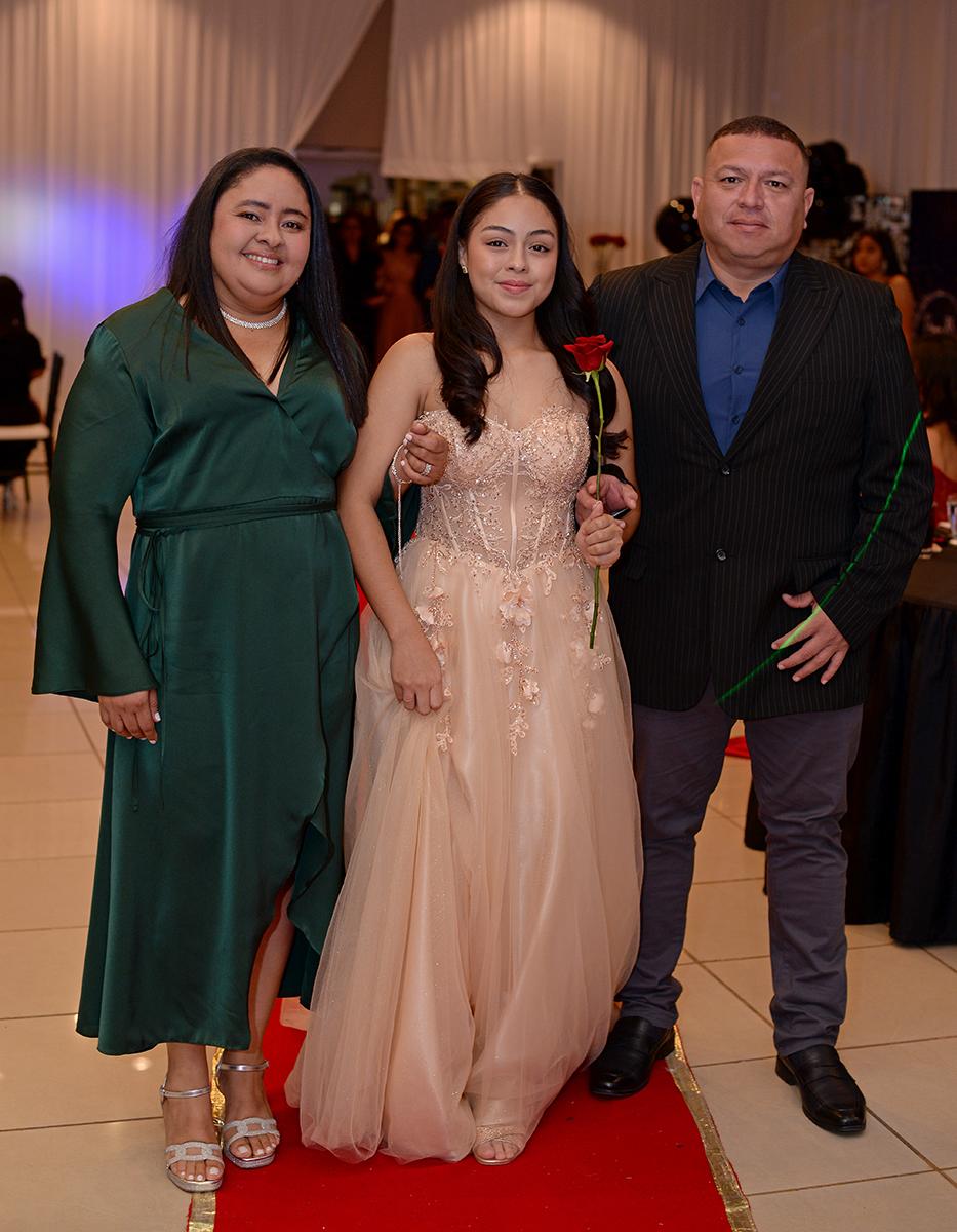 Desfile padres e hijas de la prom 2024 del Instituto María Auxiliadora