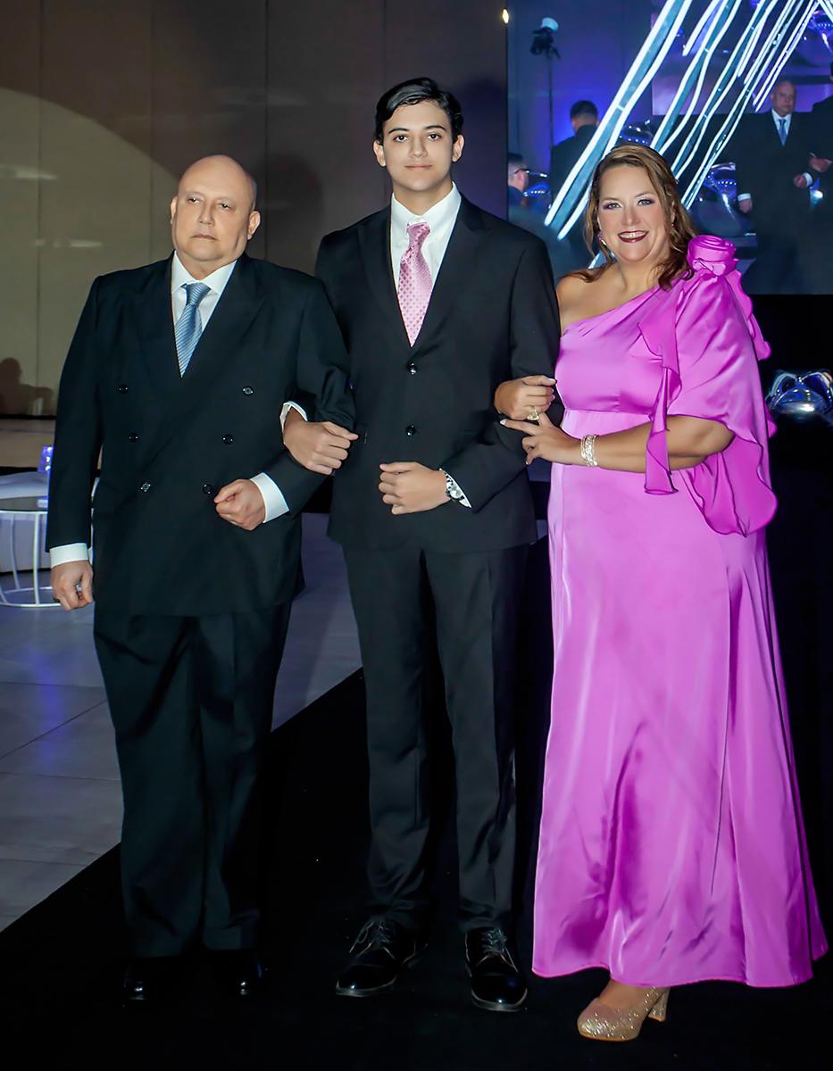 Carlos Muñoz y Maridelia Discua con su hijo Carlos Miguel.