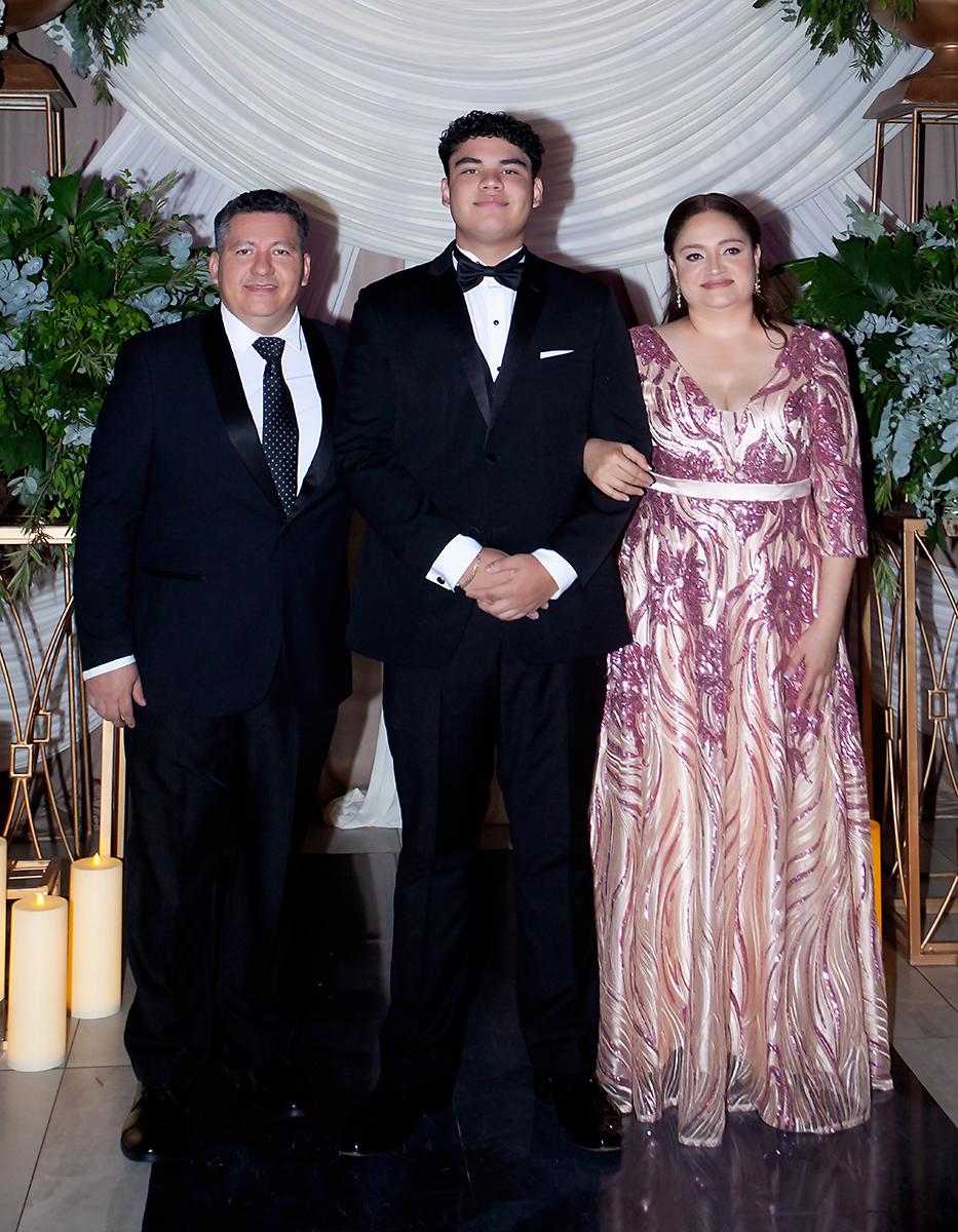 Geovany Echeverría Guerrero con sus padres Elmer Echeverría y Ana Guerrero.