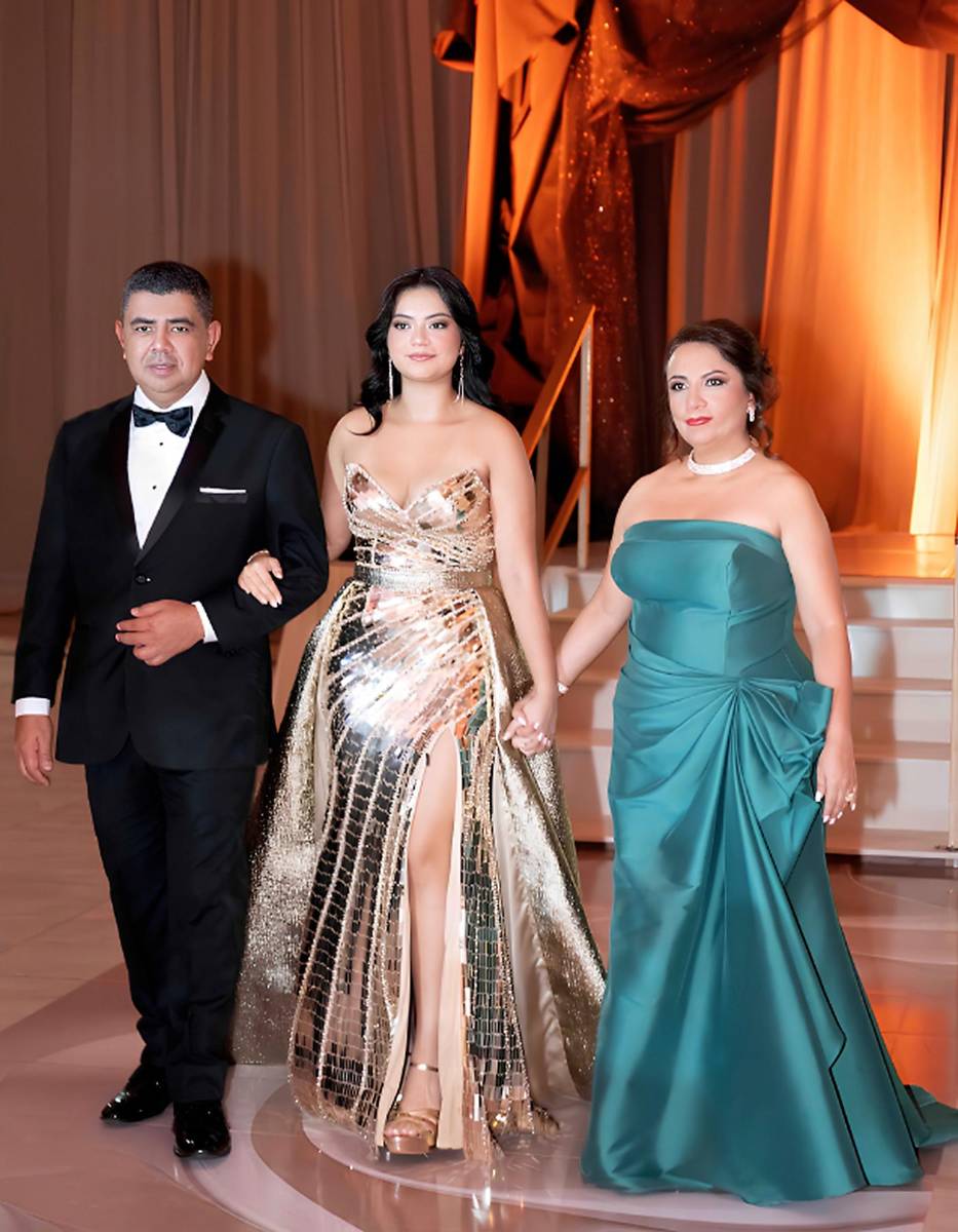 Perla Maria Lobo Jiménez con sus padres Hugo Lobo y Miriam Jiménez.
