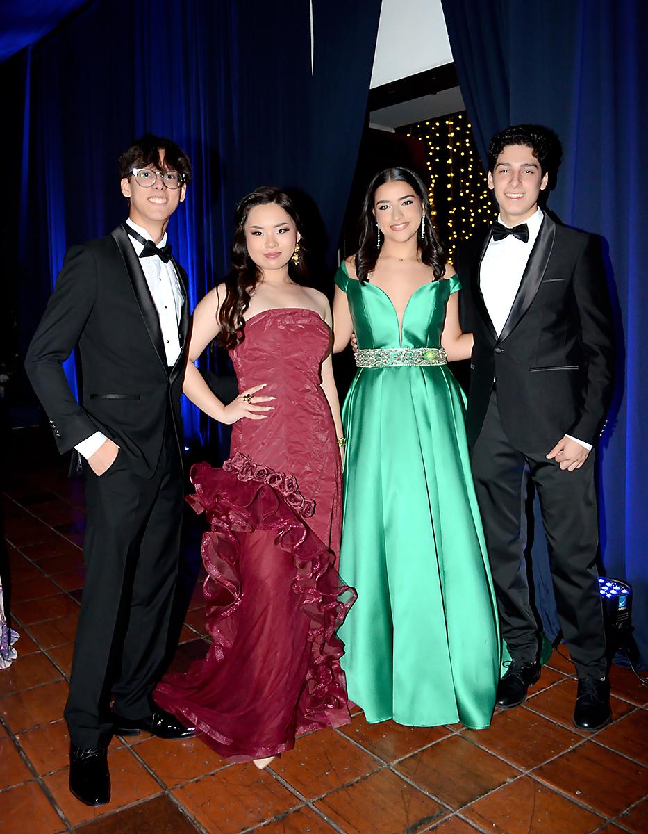 Después de un año lleno de esfuerzo y dedicación, los seniors 2025 de Discovery School celebraron el cierre de su etapa de high school con una noche inolvidable. La event planner Virginia Cárcamo transformó La Hacienda El Trapiche en un escenario mágico, donde la decoración encantadora y los detalles cuidadosamente pensados convirtieron la velada en un sueño hecho realidad. Entre risas, abrazos y mucho baile, los jóvenes disfrutaron cada momento hasta el amanecer, marcando así el inicio de un nuevo capítulo en sus vidas. En la foto: Manuel Álvarez, Isabella Qiu, Adriana Jiménez y Juan Ramón Fúnez.