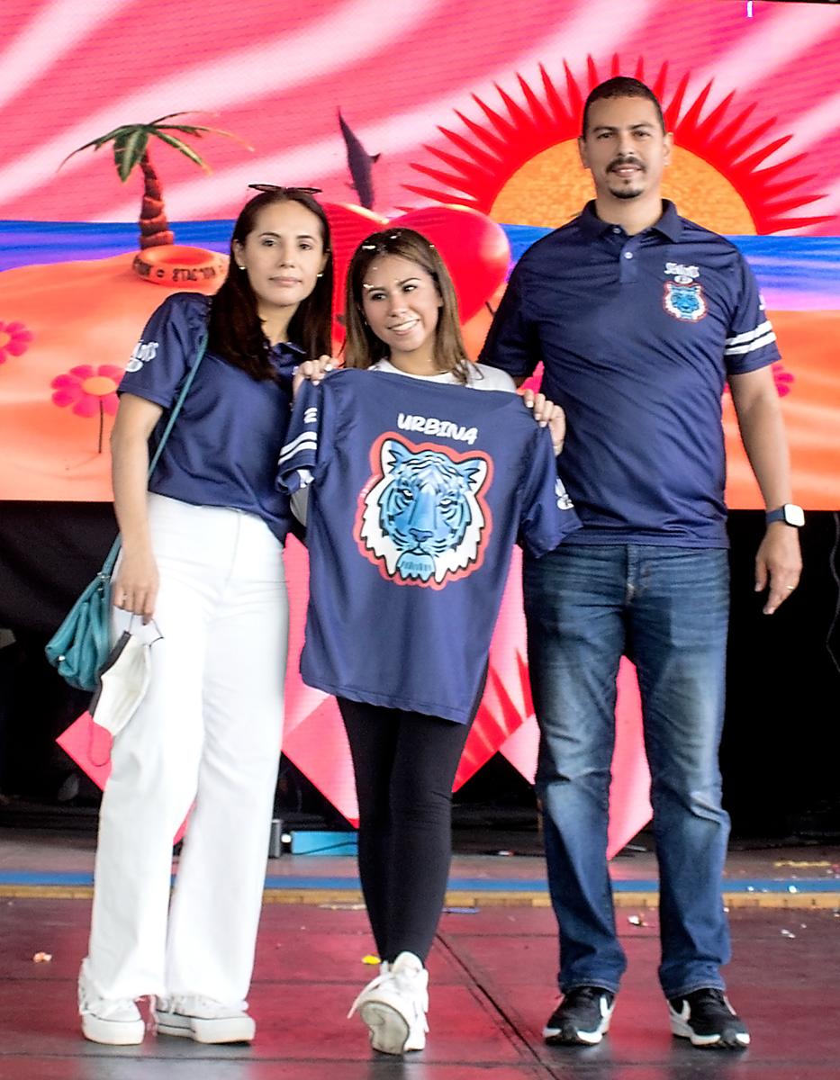 Dilcia, Ana y Gerardo Urbina.