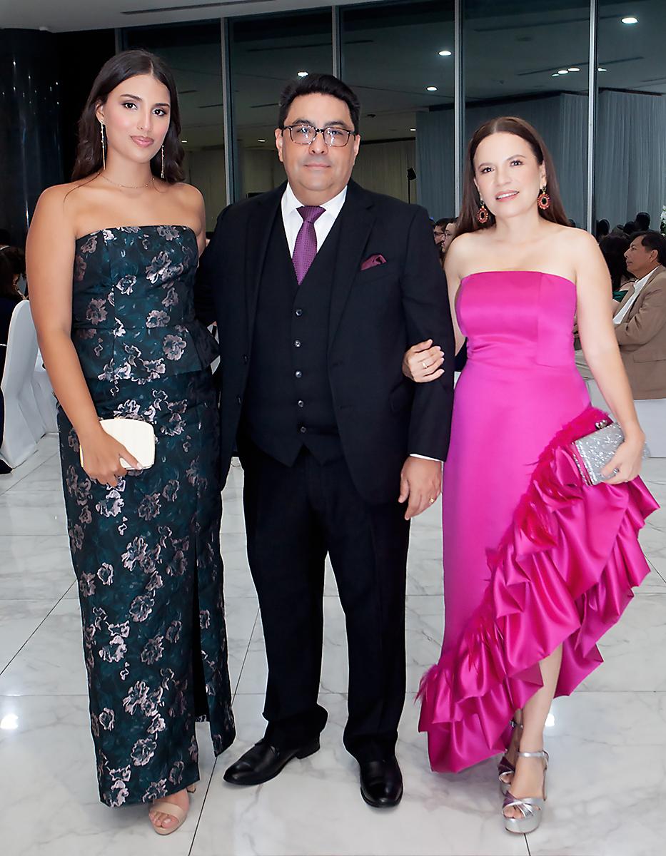 Valeria Santander con Gerardo y Sofía Flores.