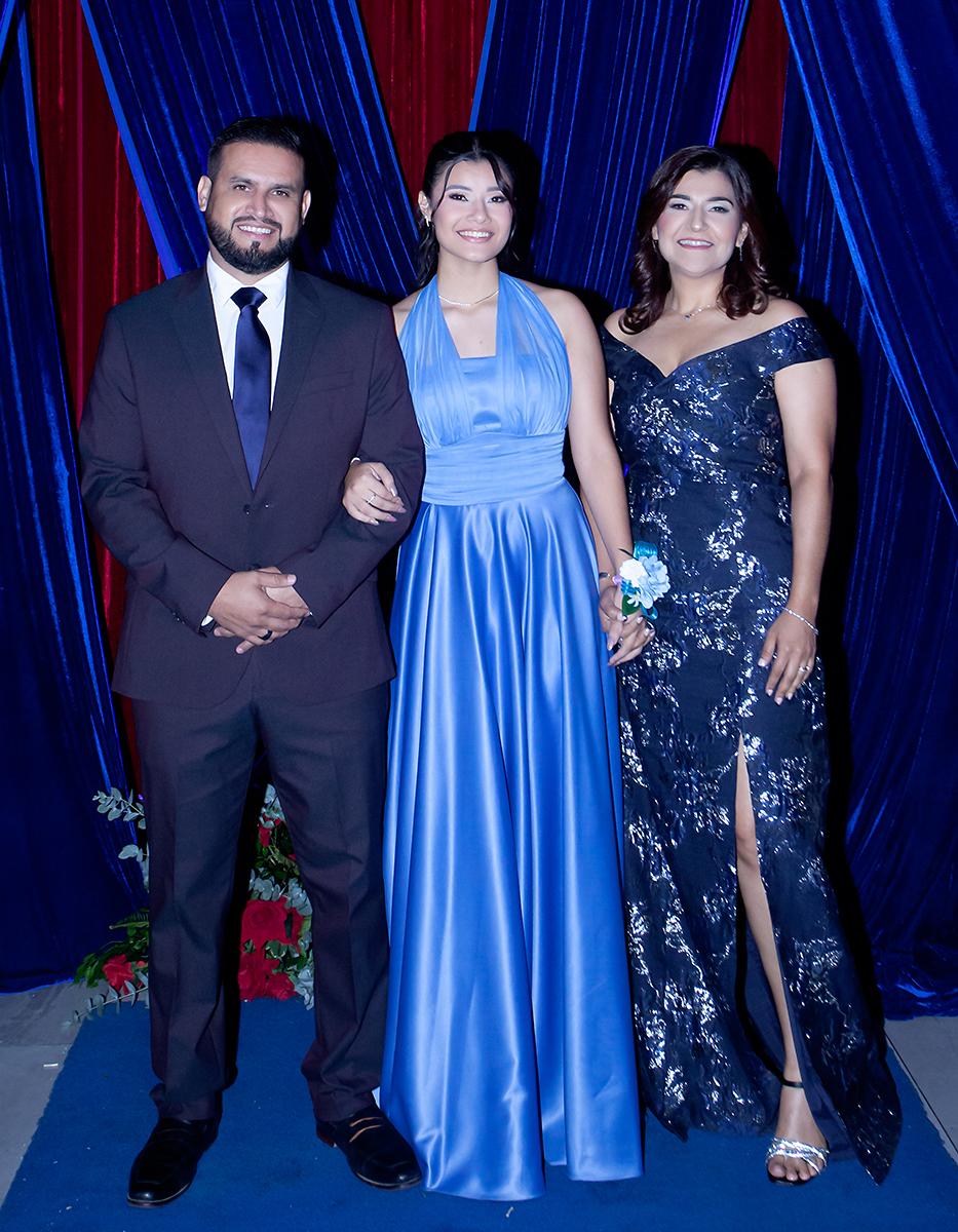 Marvel Pineda con sus padres Roberto y Marvell de Pineda.