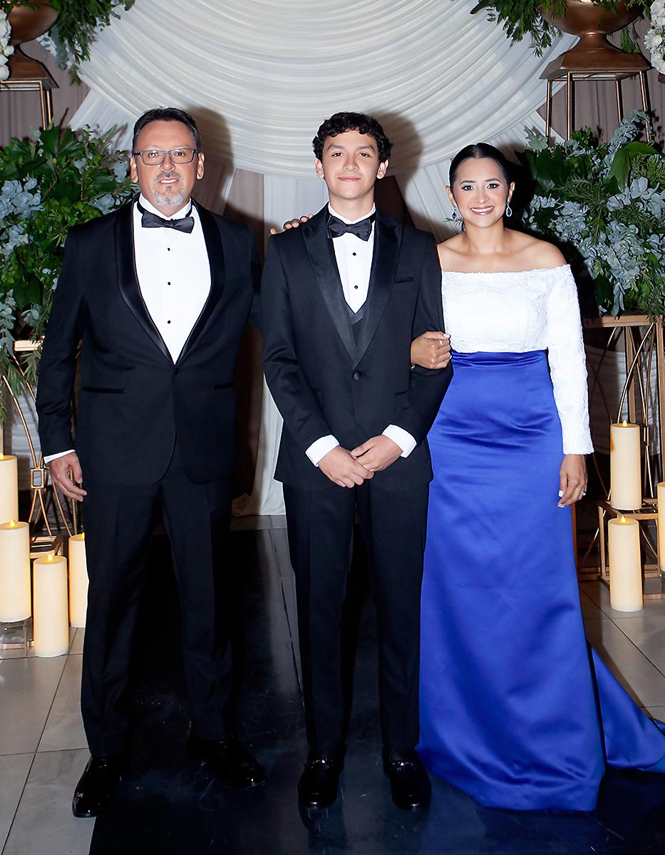 Geovany Samuel Cartagena Duarte con sus padres Walter y Gisela Cartagena