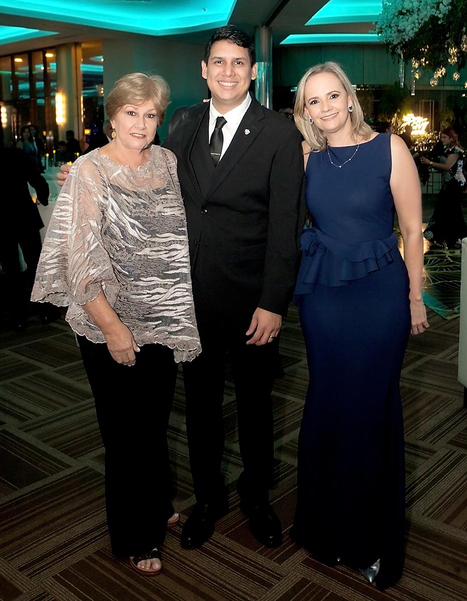 Jackie Calix, Eduardo Ávila y Claudia Calix.