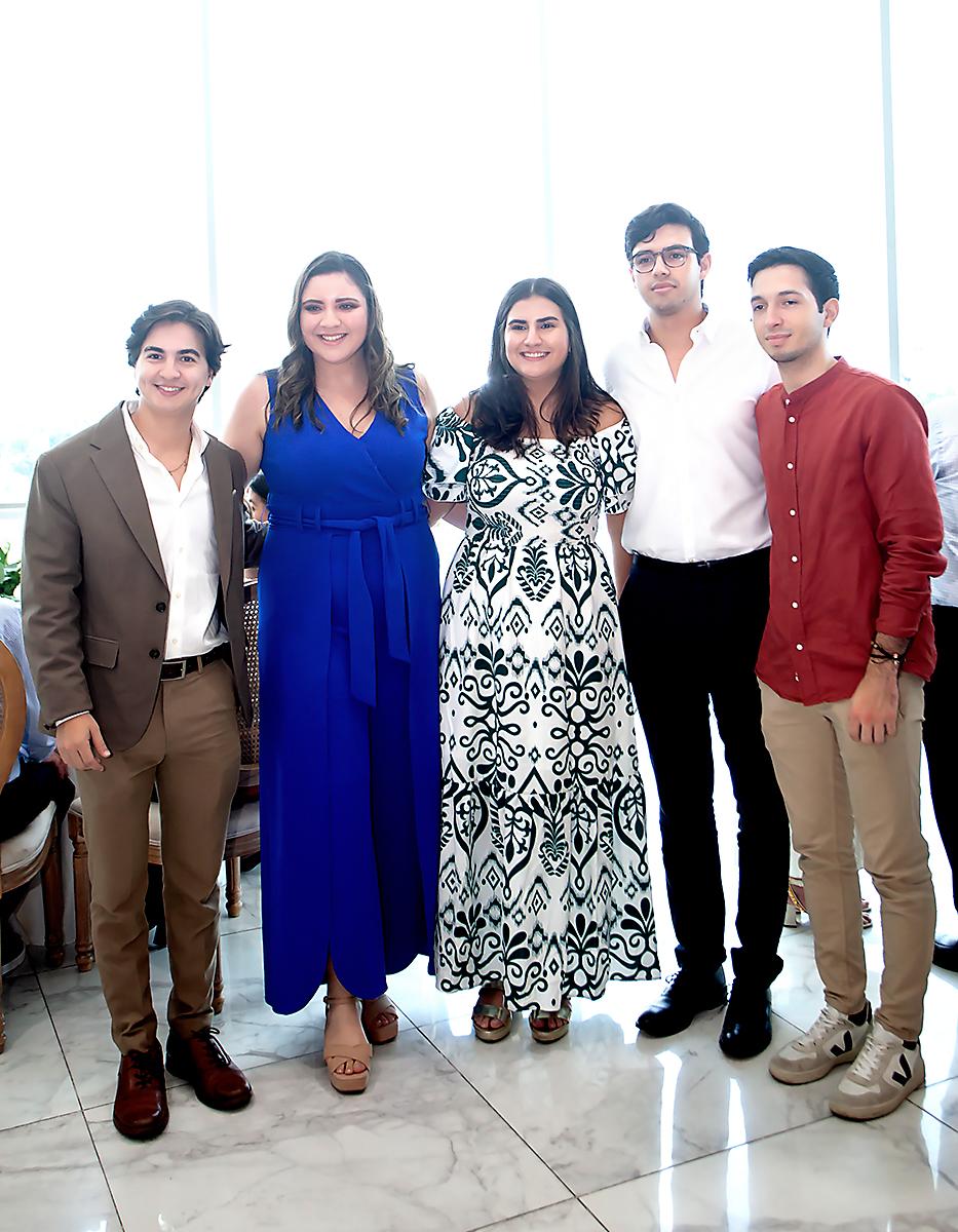 Roberto Flores Gómez, Paola Escobar, Isabel Flores Gómez , Sergio Fernández y Mario Sabillon.