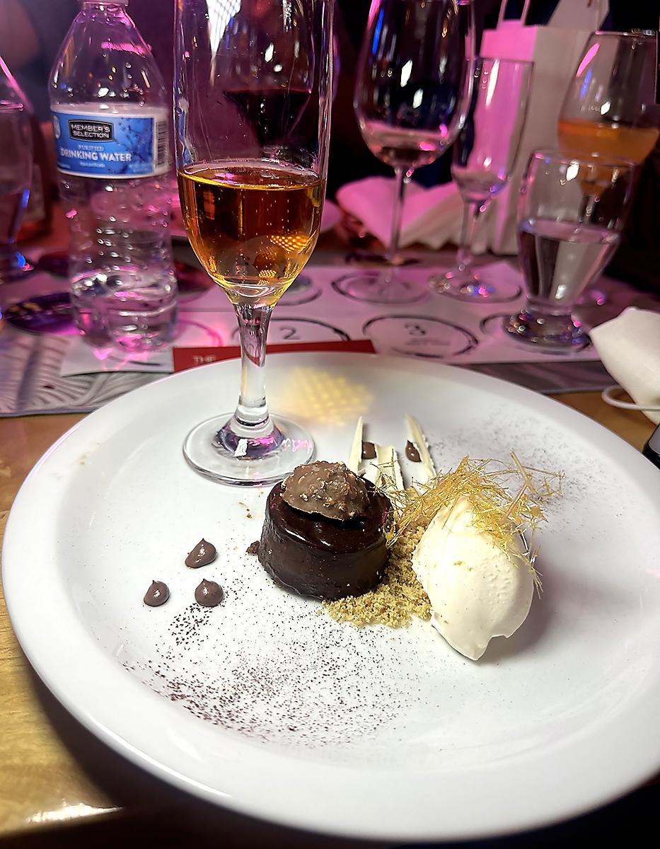 Mousse de pie de limón y chocolate blanco, galleta de mantequilla, contraparte de pastel de chocolate oscuro al ron, glaseado y semillas.