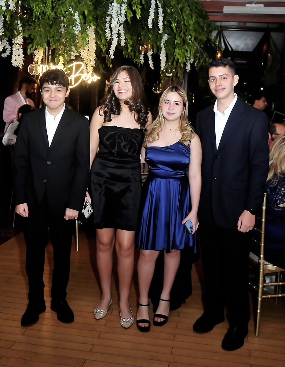 Sebastián Coto, Fabiana y Nejwa Canahauti con Marco Torres.