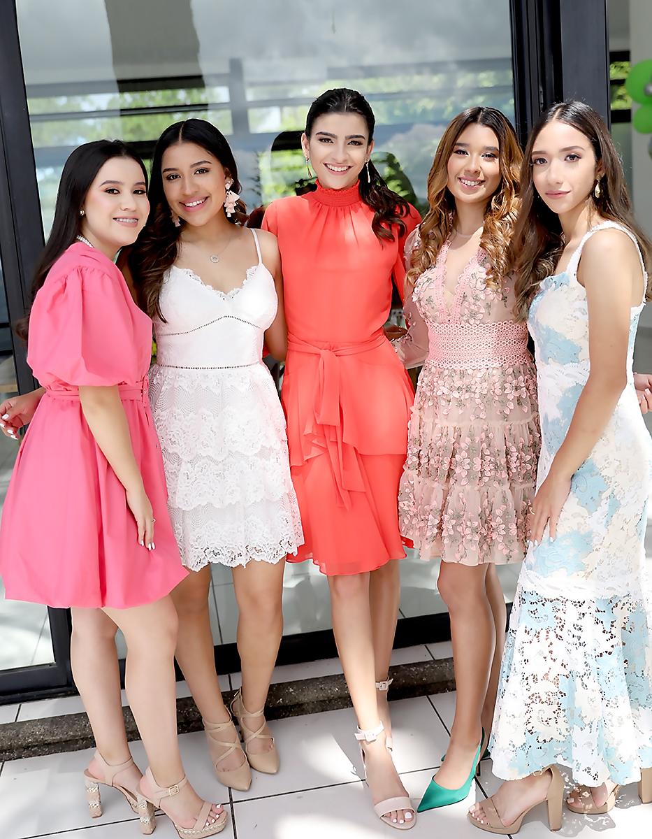 María Fernanda Torres, Flhor López, Isabella Ayón, Valeria Díaz y Sara Peralta