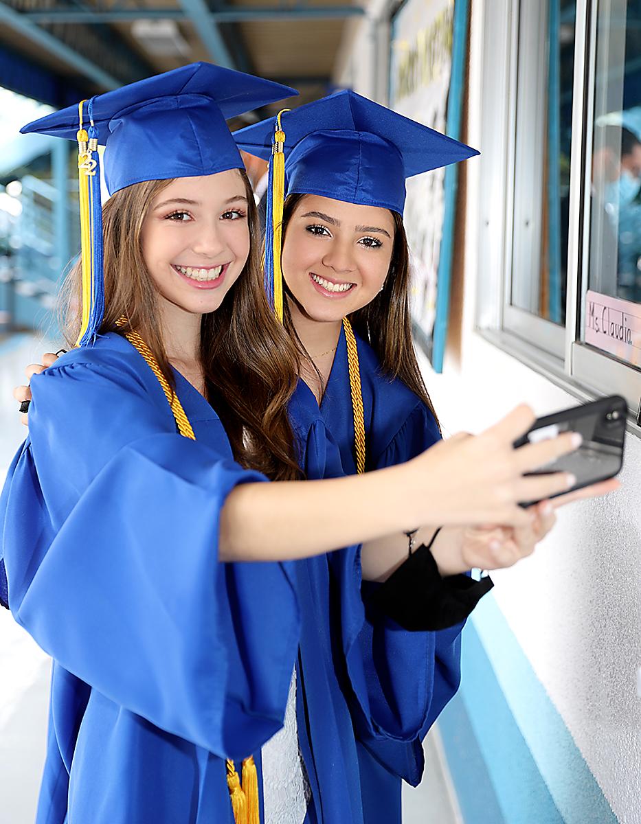 Ana Zelaya y Adriana Elvir
