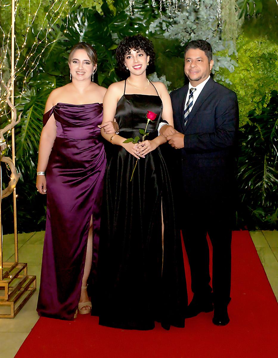 Ana Lucia Raudales con sus padres Clelia Nolasco y Juan Raudales.