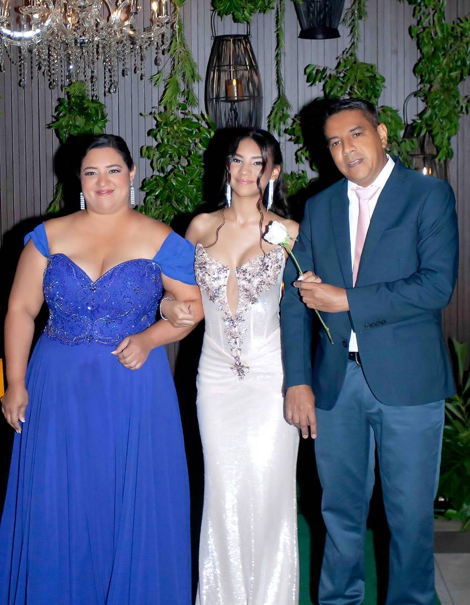 Valery Luna con Victor Luna y Jennifer Castillo.