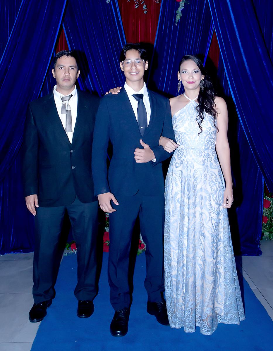 Iván Rivera Cabrera con sus padres Daniel y Keidy.