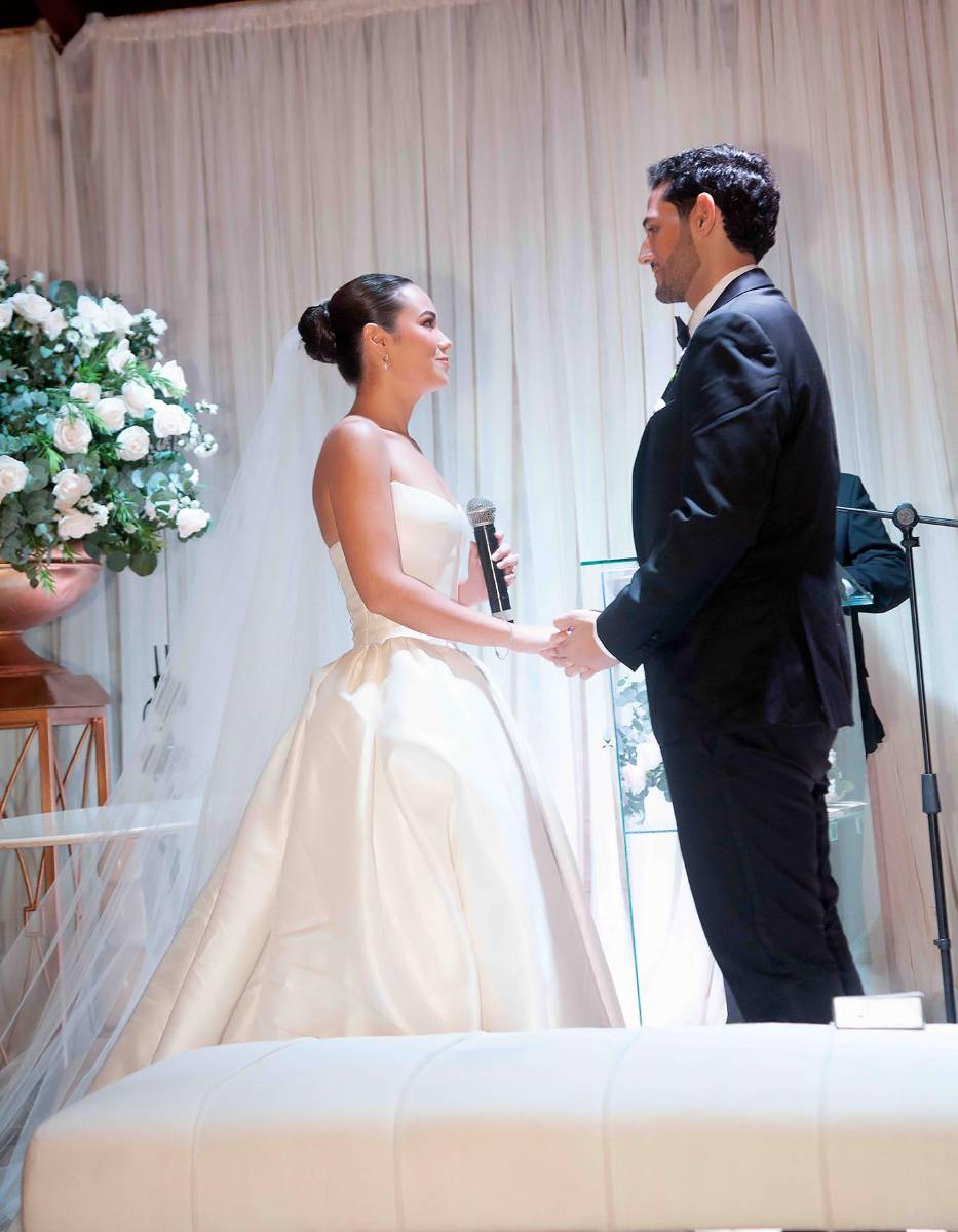 Juliana declara sus votos a Gustavo Adolfo Zavala.