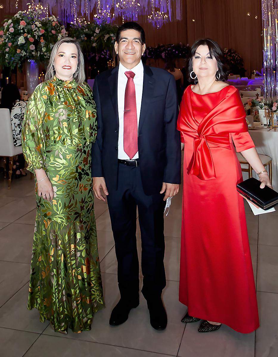 Guadalupe Argueta con Edwin y KarinaArgueta.