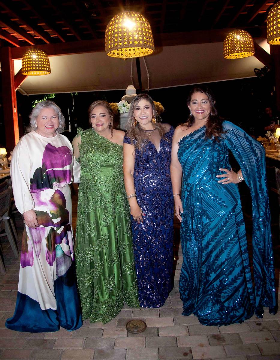 Wendy y Lizzeth Hall, Lourdes Villatoro y Lenette Zavala.