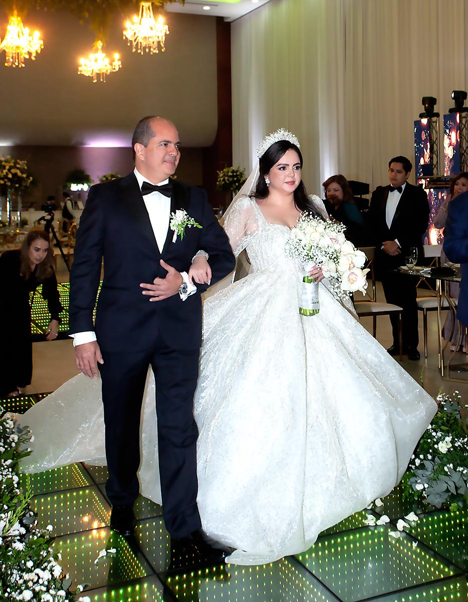 Richard Carrillo camina del brazo de su hija Andrea hacia el altar.